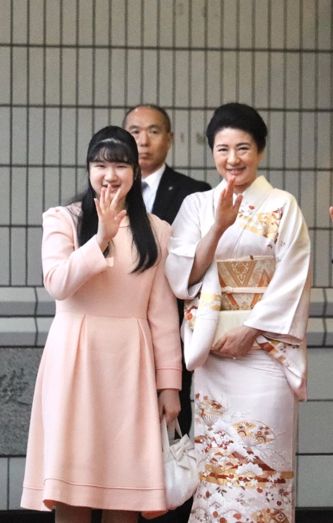 Công chúa Aiko lộ thân hình tăng cân.