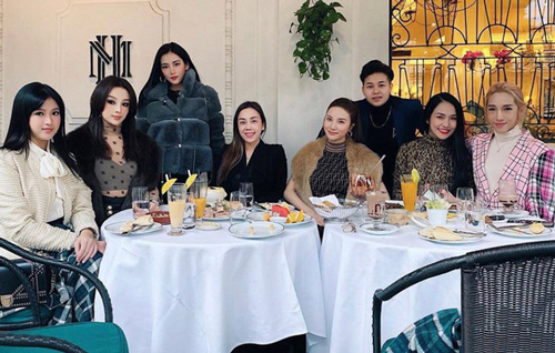 Hội bạn thân toàn mỹ nhân Hà Thành tụ họp đầu năm: Vợ Tuấn Hưng đọ sắc với Emily, gương mặt Huyền Baby gây chú ý