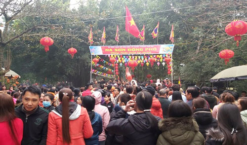 Hàng vạn người rồng rắn lên Na Sơn Động Phủ xin nước thánh