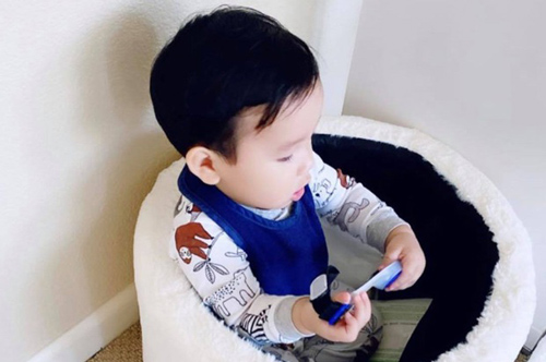 Phạm Hương lại khoe con trai mới hơn 1 tuổi nhưng đã biết làm điều khiến mẹ tự hào này