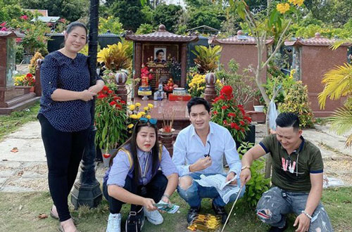 NSND Hồng Vân, diễn viên Minh Luân viếng mộ cố nghệ sĩ Anh Vũ vào ngày mùng 5 Tết: Người đi rồi nhưng cái tình còn mãi!