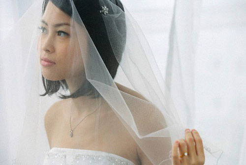 Vào ngày cưới, tôi tắt ngấm nụ cười khi thấy mẹ chồng ngồi yên một chỗ ở lễ đường cùng thùng tiền mừng cưới nhưng câu nói của bà càng khiến tôi sửng sốt, hoang mang