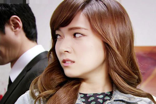 Thích 'thả thính' người khác, cô gái sững sờ khi thấy người thích mình có bạn gái mới