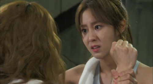 Chồng đòi ly hôn, vợ khóc lóc về mách mẹ chồng, bà làm một việc khiến cả chồng và bồ sợ mất mật