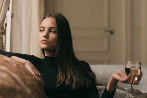 Đàn bà thông minh thì dù cần chồng đến đâu cũng hãy tỏ ra mình không cần lắm!