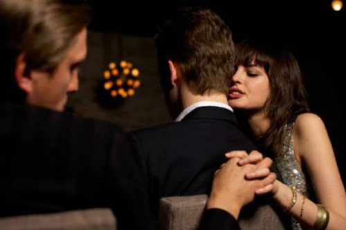 Bố mẹ vợ chỉ muốn "độn thổ" vì con gái bị chồng tung bằng chứng ngoại tình ngay giữa đám cưới