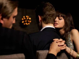 Bố mẹ vợ chỉ muốn "độn thổ" vì con gái bị chồng tung bằng chứng ngoại tình ngay giữa đám cưới