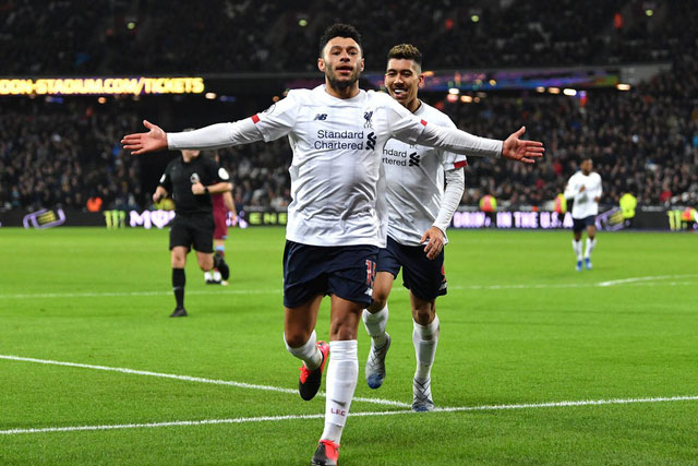 Hạ West Ham 2-0, Liverpool bỏ xa Man City 19 điểm