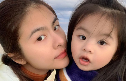 T&#x1EEB; l&#xFA;c con g&#xE1;i 3 th&#xE1;ng tu&#x1ED5;i, V&#xE2;n Trang &#x111;&#xE3; th&#x1B0;&#x1EDD;ng xuy&#xEA;n l&#xE0;m m&#x1ED9;t vi&#x1EC7;c gi&#xFA;p b&#xE9; N&#xEC; mau m&#x1ED3;m mau mi&#x1EC7;ng, h&#x1ECF;i kh&#xF4;ng ng&#x1EDB;t khi&#x1EBF;n m&#x1EB9; &quot;th&#x1EA5;m m&#x1EC7;t&quot;