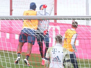 Bayern lại náo loạn, Boateng ẩu đả với Goretzka trên sân tập