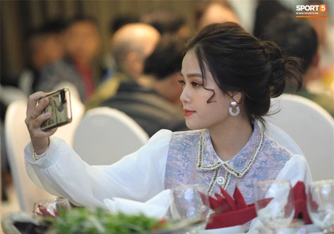Bạn gái tin đồn của Quang Hải ăn vận xinh đẹp, một mình tới dự tiệc cưới của Văn Đức - Nhật Linh - Ảnh 2.