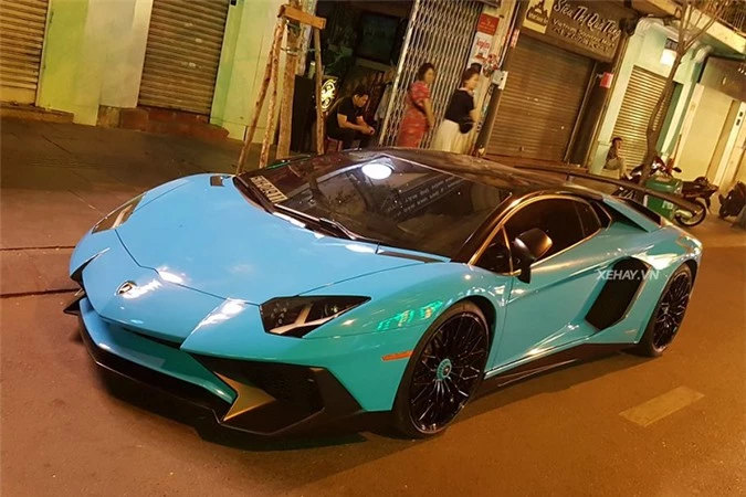 Cham mat Lamborghini Aventador SV hon 30 ty tai Viet Nam