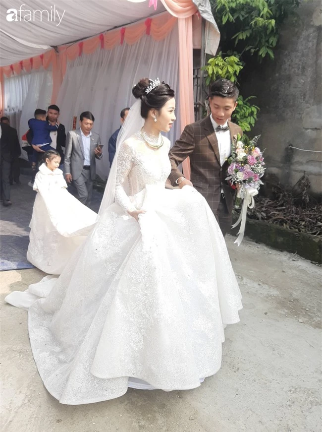 Chú rể Phan Văn Đức bẽn lẽn tới đón dâu, váy cô dâu Nhật Linh quá dài nên... chui vào xe không vừa - Ảnh 6.