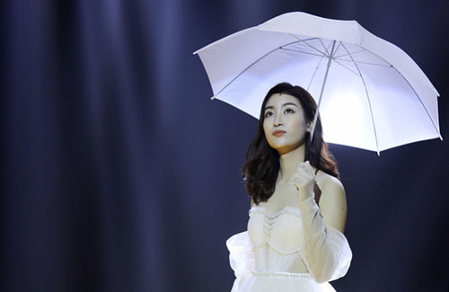 Đỗ Mỹ Linh quyến rũ khó cưỡng trên sân khấu 12 Con giáp