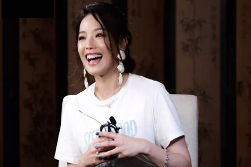 Thư Kỳ khen chồng giỏi chăm em bé