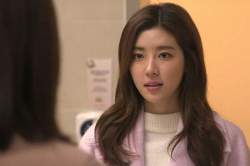 Ngày đi làm đầu năm đã nhận được tin nhắn dựng tóc gáy “chồng chị ngất ở nhà em”, vợ tá hỏa đến ngay địa chỉ nhận được và cái kết