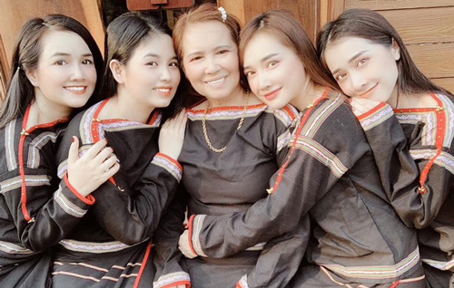 Nhã Phương cùng mẹ và hội chị em bỉm sữa diện trang phục đồng bào Ê-Đê: Gia đình cực phẩm, mặc gì cũng cực xinh!