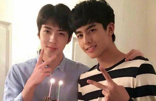 Bức ảnh hot nhất Weibo: Sehun và Tống Uy Long chung khung hình, nhan sắc hack tuổi của mỹ nam EXO gây chú ý
