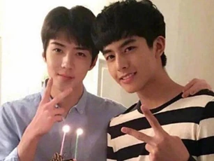 Bức ảnh hot nhất Weibo: Sehun và Tống Uy Long chung khung hình, nhan sắc hack tuổi của mỹ nam EXO gây chú ý