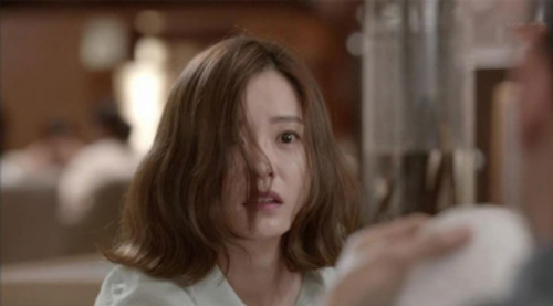 Thấy tôi bị đuổi đi, ô sin chạy theo dúi cho một thứ rồi nói: "Chờ em liên lạc chị hãy trở về"