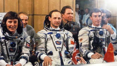 Phi hành gia Helen Sharman (ngoài cùng bên trái) chụp ảnh cùng đồng nghiệp