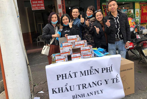 Khẩu trang y tế: Nơi bán đắt "cắt cổ", chỗ phát miễn phí cho người cần