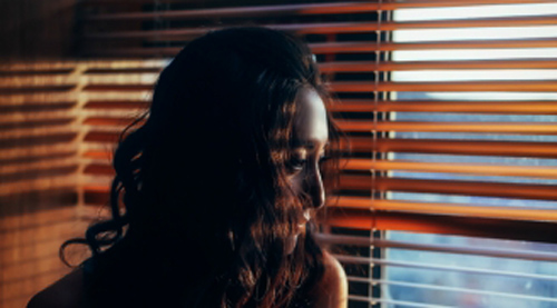 Nghe lén được cuộc điện thoại của mẹ chồng, tôi chết lặng khi biết vì sao bà đồng ý cho tôi đám cưới