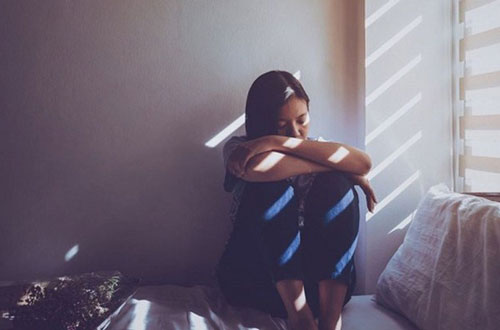 Cô em chồng bỗng tặng tôi đôi khuyên tai mạ vàng rất đẹp, tôi vui mừng nhận mà không hề biết đằng sau nó ẩn chứa một bí mật khiến tôi phải rơi vào cảnh tủi nhục