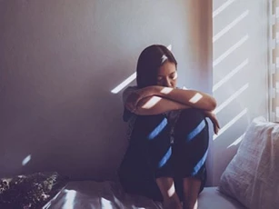 Cô em chồng bỗng tặng tôi đôi khuyên tai mạ vàng rất đẹp, tôi vui mừng nhận mà không hề biết đằng sau nó ẩn chứa một bí mật khiến tôi phải rơi vào cảnh tủi nhục