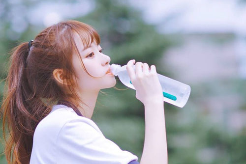 Đi nắng về uống nước lạnh ngay: Thói quen ai cũng mắc lại cực hại cho sức khỏe