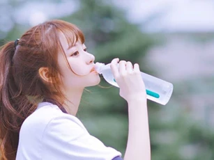 Đi nắng về uống nước lạnh ngay: Thói quen ai cũng mắc lại cực hại cho sức khỏe