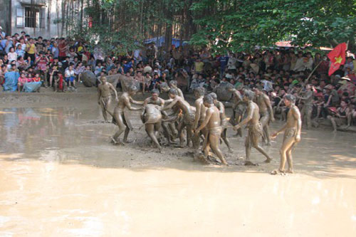 Xem hội vật cầu bùn 'độc' nhất ở Việt Nam
