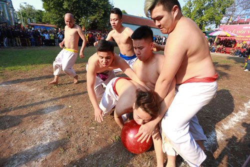 Hà Nội: Trai làng Thúy Lĩnh vật lộn tranh cướp quả cầu son 18kg