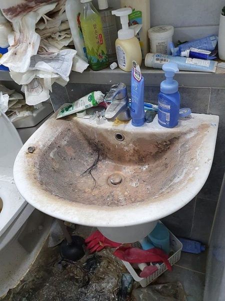 Giáo viên dạy Ngữ Văn bị “ném đá” nhiệt tình vì hành động bất thường