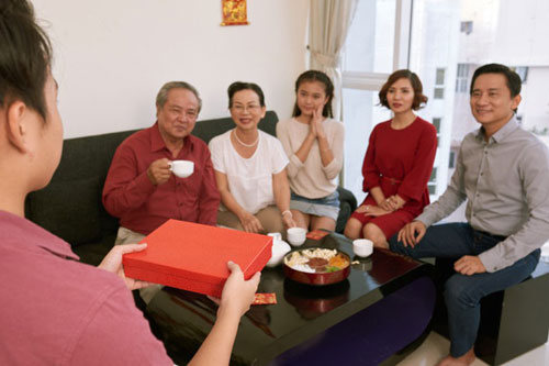 Con gái không được về ăn Tết, ông bà ngoại vẫn vui vì chàng rể chu đáo, ấm áp