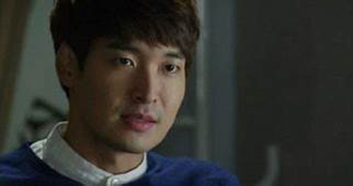 Nghe tiếng lầm rầm phát ra từ phòng ngủ của vợ bầu với bạn thân, tôi lặng cả người