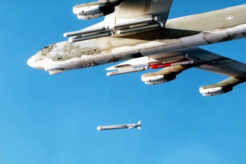 Máy bay ném bom chiến lược B-52H phóng tên lửa hành trình Tomahawk. Ảnh: TASS.