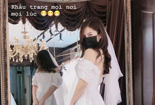 MC Thu Hoài bất ngờ khoe ảnh thử váy cưới nhưng điều khiến dân tình chú ý hơn cả lại là chiếc khẩu trang kín mít trên mặt