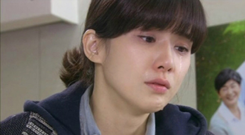 Sau chuyến công tác 1 tuần, chết lặng phát hiện lý do vì sao đêm nào con gái cũng ôm ô sin mà khóc