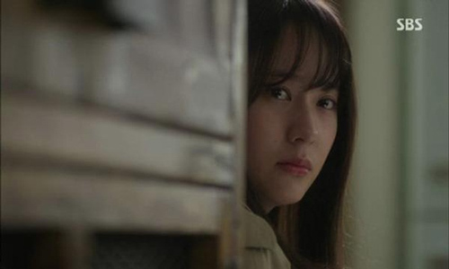 Bưng bát cháo nóng đứng ngoài cửa, tôi suýt ngất khi nghe được những lời chị dâu nói với bạn