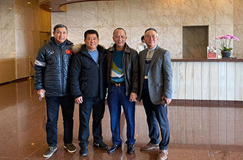 Thầy Park tặng món quà tình cảm cho ĐT nữ Việt Nam khi vừa tới Hàn Quốc