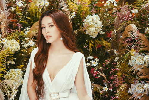 Năm mới, Á hậu Thụy Vân tiết lộ lý do vẫn trì hoãn sinh con thứ hai