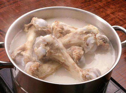 Cho muối trước hay sau khi hầm xương để nước trong và ngọt hơn?