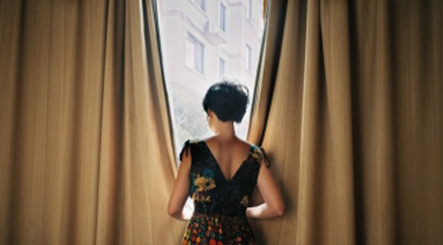 Tình cờ về nhà lúc dở buổi, tôi mới biết lý do vì sao đêm nào vợ cũng khóc mê, gối ướt sũng