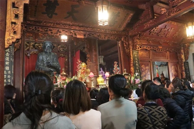 Chen chúc xếp hàng xoa tiền lên chân tượng Phật cầu may ở Hà Nội - 10