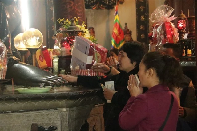 Chen chúc xếp hàng xoa tiền lên chân tượng Phật cầu may ở Hà Nội - 5