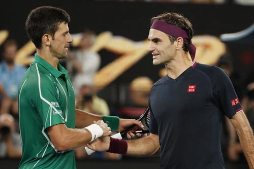 Djokovic và Federer (phải).