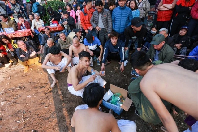 Hà Nội: Trai làng Thúy Lĩnh vật lộn tranh cướp quả cầu son 18kg - 10