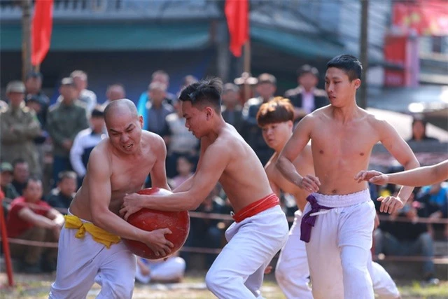 Hà Nội: Trai làng Thúy Lĩnh vật lộn tranh cướp quả cầu son 18kg - 3