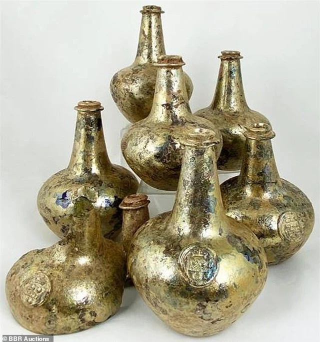 Những bình rượu thủy tinh mạ vàng từ thế kỷ 17 có giá 600 triệu đồng - 1